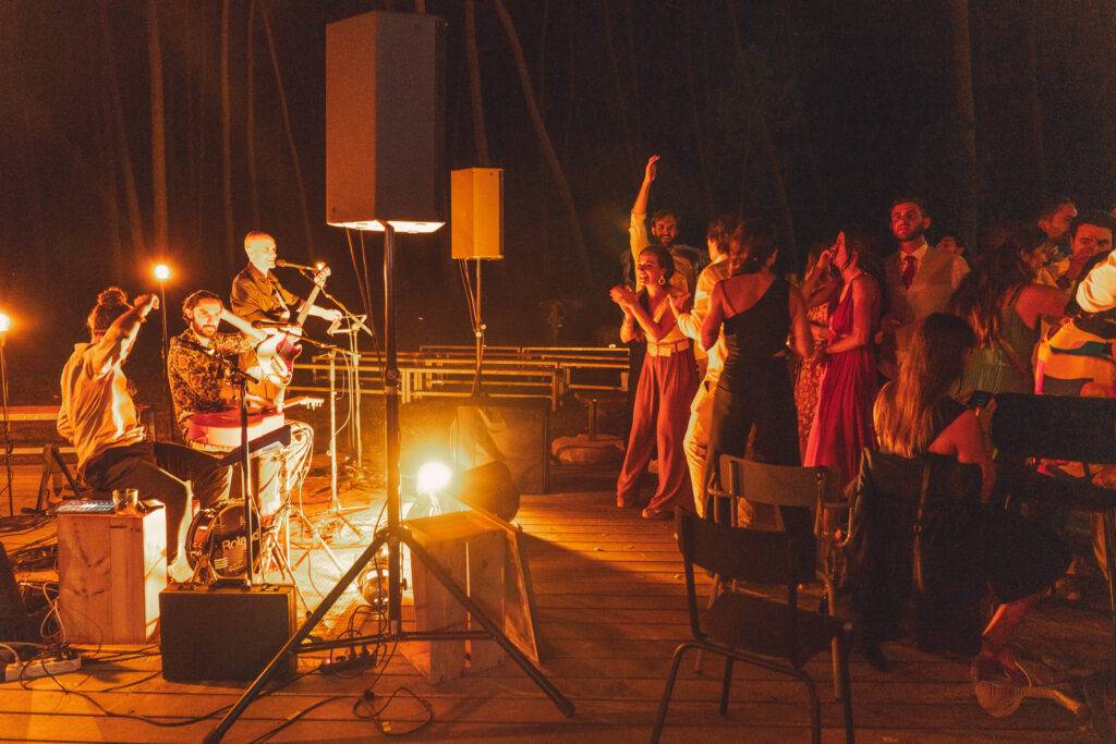 le groupe kamino pendant un évenement dans les landes