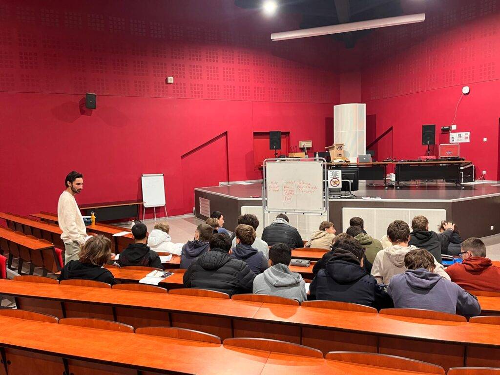 intervenant menant une formation de cohésion de groupe grâce a la musique