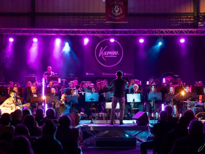 kamino musique en concert avec un orchestre