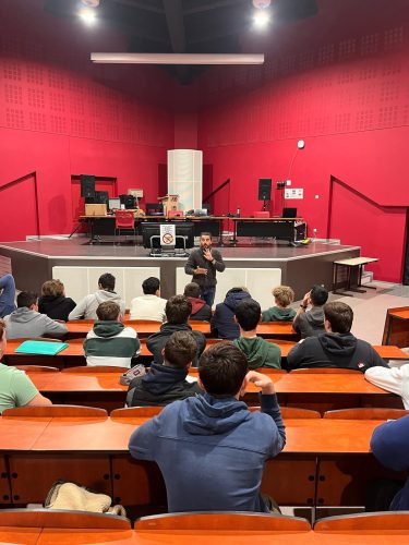 médiation culturelle Kévin Jimenez intervenant pendant une formation de musique