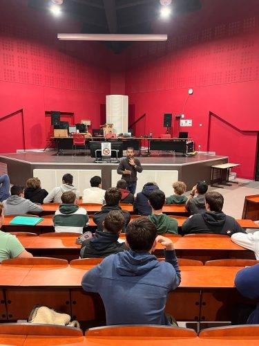 médiation culturelle Kévin Jimenez intervenant pendant une formation de musique